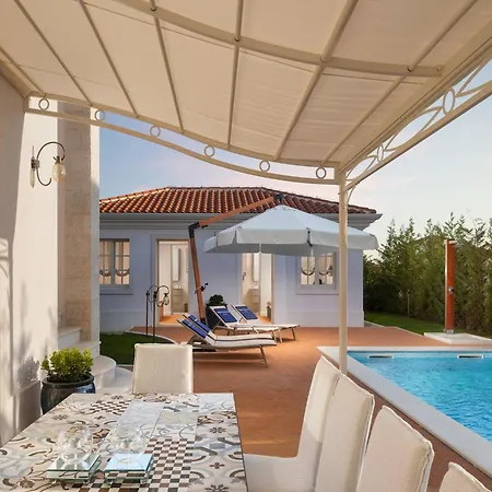 ヴィラ In Vabriga With Pool And Private Garden *